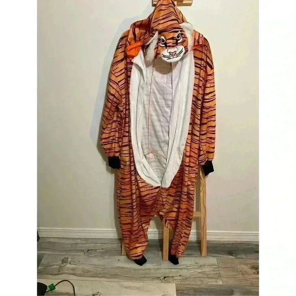 Tigger costume zip up one size adult - Picture 7 of 8